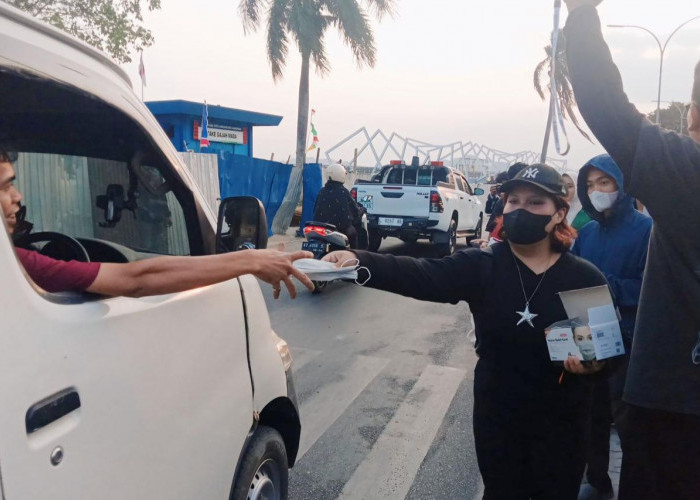 Di Tengah Aksi, Mahasiswa Kaltim Turun ke Jalan Bagikan Masker