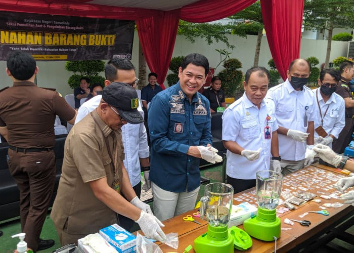 Kejari Samarinda Musnahkan Barang Bukti Perkara Pidana, Miras Cap Tikus hingga Uang Palsu Dihancurkan