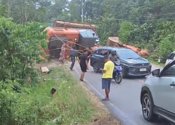 Trailer Melintang Tutup Jalan Poros Bontang-Samarinda, Lalu Lintas Lumpuh 