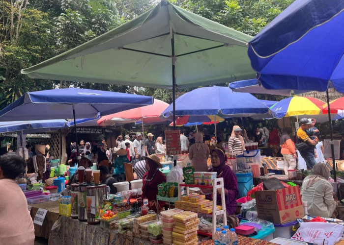 Pasar Tumpah Pringgondani di Teritip Balikpapan Timur, Transaksi Unik Memakai Uang Kayu Dilengkapi Barcode
