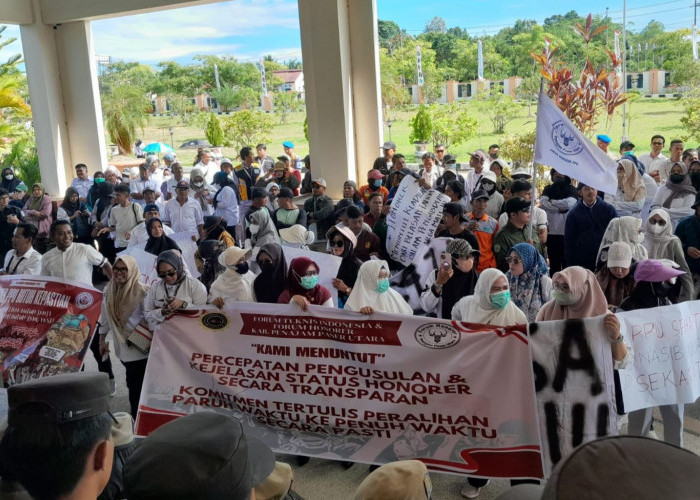 Ratusan Honorer Geruduk Kantor Bupati dan DPRD PPU 