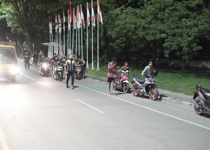 Puluhan Pelanggar Balap Liar di Samarinda Dikenakan Sanksi Mendorong Sepeda Motor Sejauh 5 Kilometer