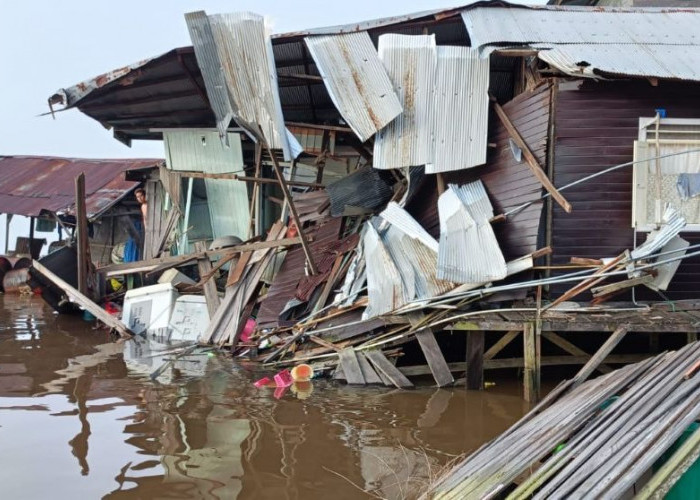 Tongkang Tabrak Rumah di Tenggarong 