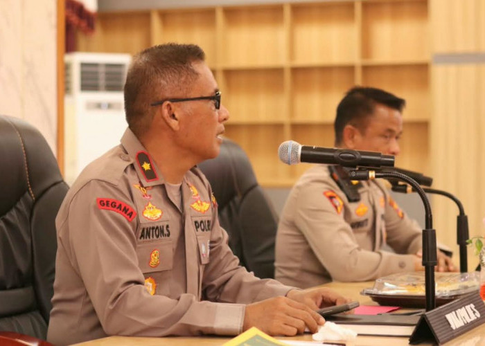 Wakapolres Kutim Tekankan Disiplin Personel, Dilarang Main Ponsel Saat Bertugas Jaga