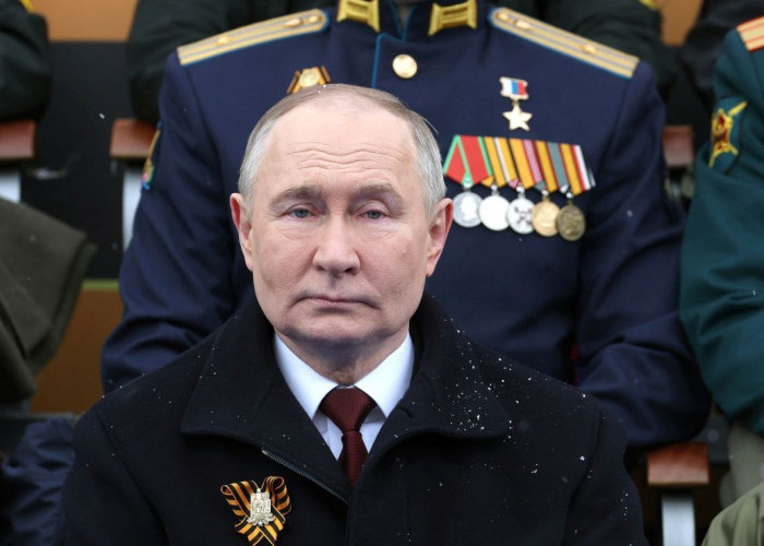 Drone Ukraina Serang Kilang Minyak Rusia, Putin Tetap Santai Adakan Parade Militer