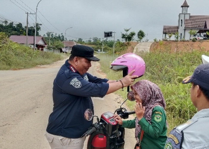 Tekan Angka Kecelakaan, Dishub Mahulu Gelar Sosialisasi Peraturan Lalu Lintas dan Pembagian Helm