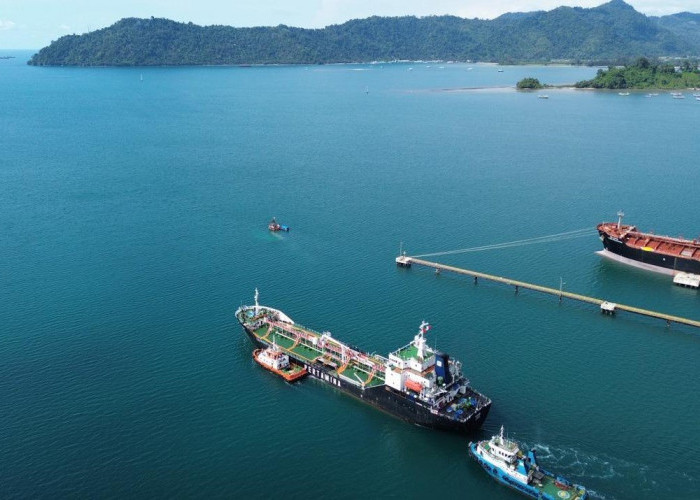 Non Stop, Kapal Tanker Pertamina Antarkan Energi dan Harapan ke Sumatra! 