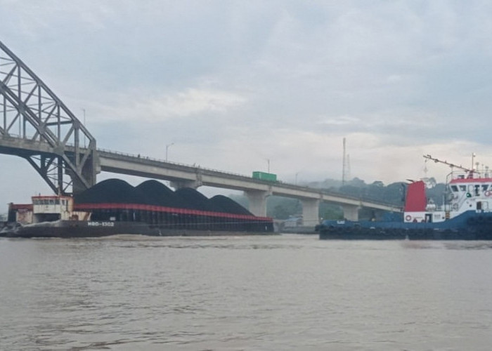 Tongkang Tabrak Jembatan Mahulu di Luar Jadwal Pemanduan Resmi