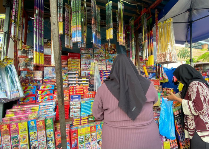 Jelang Tahun Baru 2026, Kembang Api di Pasar Pagi Samarinda Diburu Warga