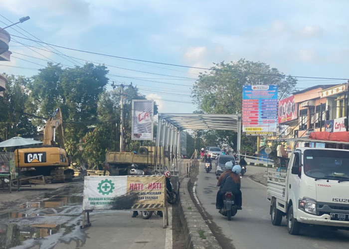 Pedagang Kaki Lima Keluhkan Perbaikan Drainase yang Tak Kunjung Usai