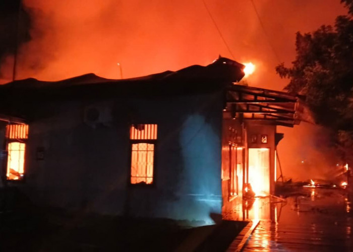 Kebakaran Hanguskan 5 Rumah Kontrakan di Jalan Belida Tenggarong, Penyebab Masih Diselidiki