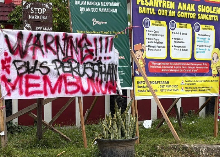 Beredar Spanduk di Pinggir Jalan Kritik Kendaraan Tambang Renggut Nyawa Warga