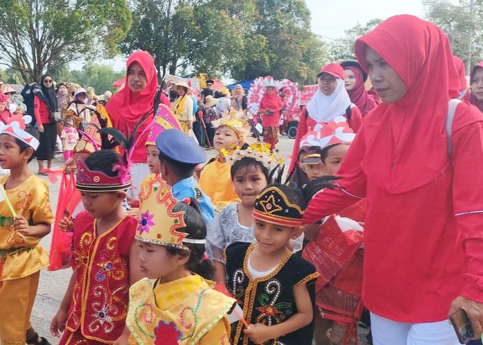 PGRI Paser Belengkong Hidupkan Semangat Kemerdekaan RI Lewat Karnaval