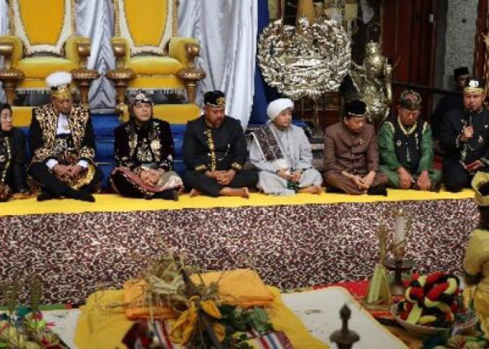 Bupati Kukar Edi Damansyah Ikuti Penutupan Erau Adat Pelas Benua