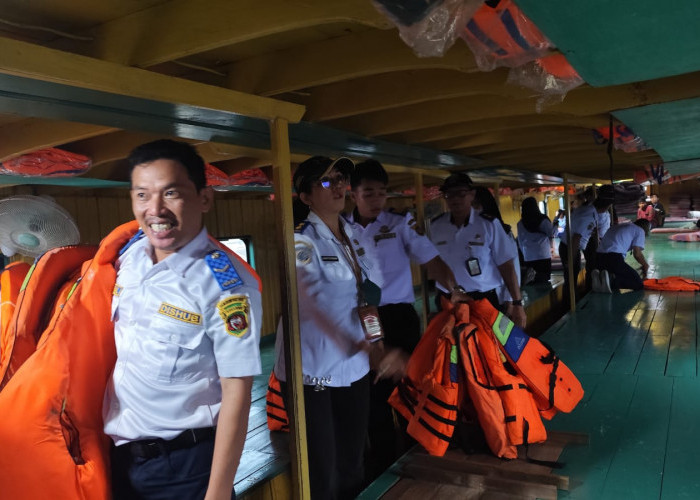 Dishub Samarinda Temukan Puluhan Life Jacket Tak Layak Pakai di Pelabuhan Sungai Kunjang