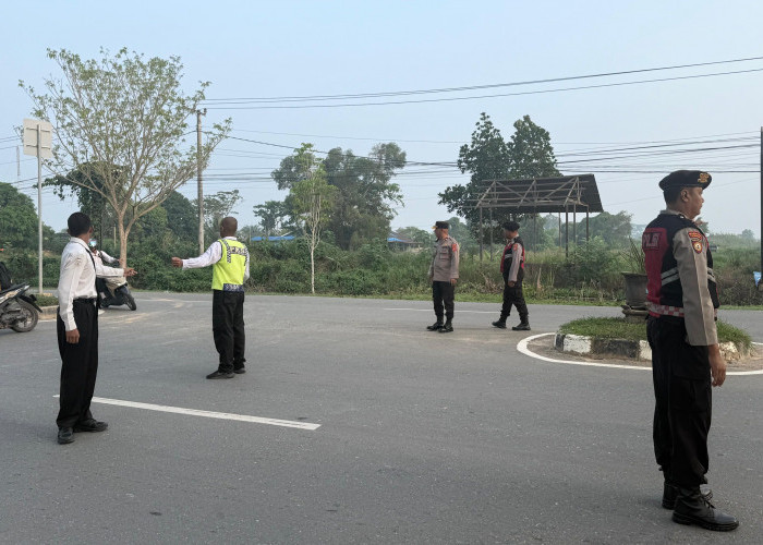 Pastikan Arus Kendaraan Lancar, Wakapolres Kutim Turun Langsung Atur Lalu Lintas
