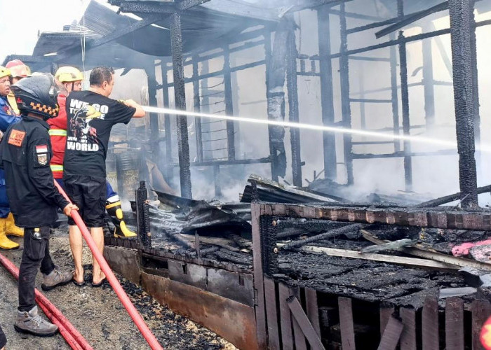 Dua Rumah di Permukiman Padat Penduduk Kota Balikpapan Ludes Dilahap Api