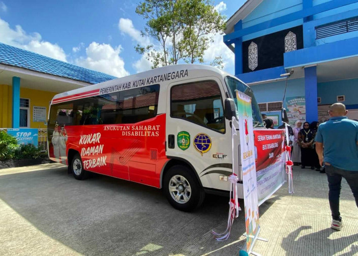 Dukung Mobilitas Siswa, Pemkab Kukar Serahkan Bus Disabilitas untuk SLBN Tenggarong