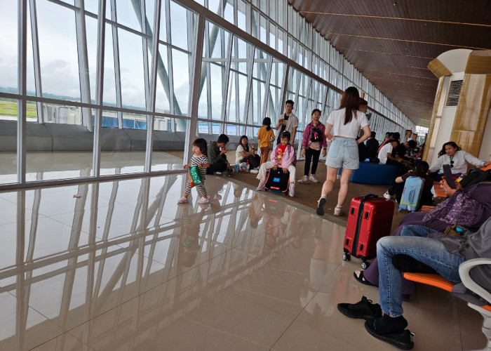 Gara-Gara Cuaca Buruk, Penumpang Bandara APT Pranoto Terkatung-Katung
