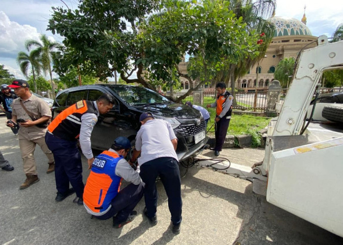 Dishub Samarinda Derek Mobil Parkir Sembarangan di Jalan Anggi