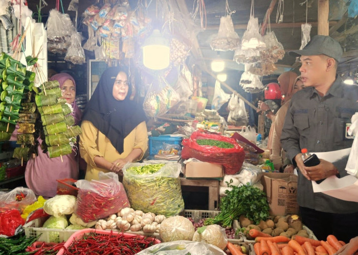 Pemkab Kutim Sidak Pasar: Harga Cabai Fluktuatif, Beras Stabil Jelang Nataru
