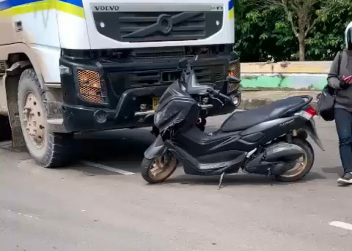 Gara-gara Mengantuk, Pengendara Motor di Paser Tabrak Truk Trailer yang Sedang Parkir