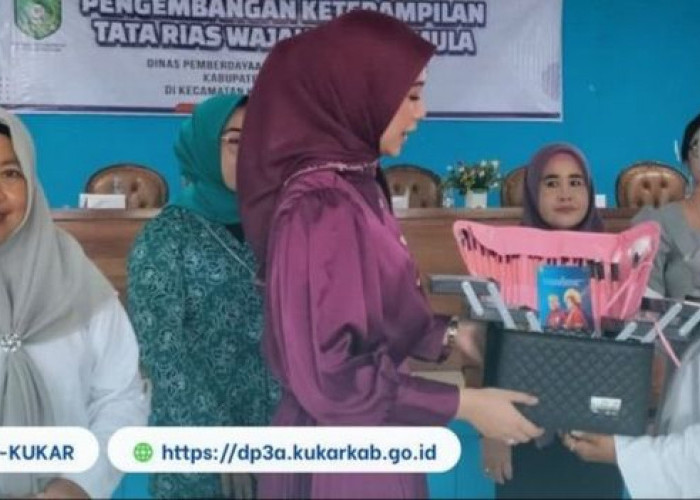 Ibu-Ibu di Kembang Janggut Dapat Pelatihan Merias Wajah