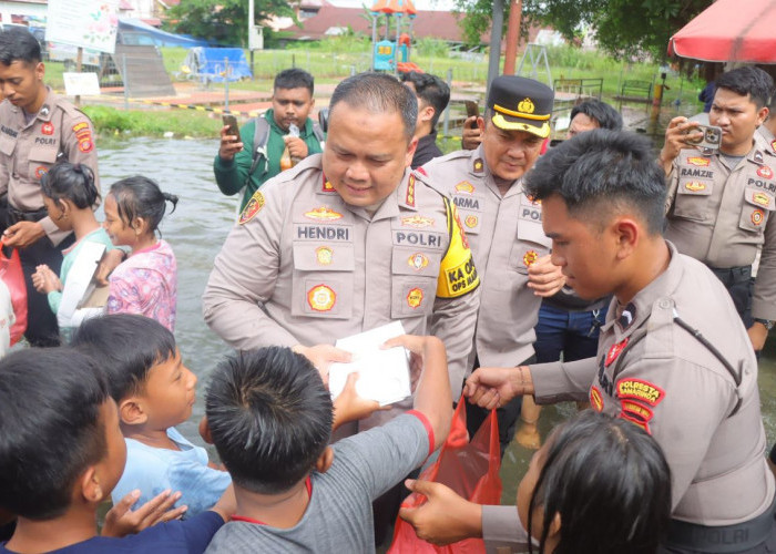 Kapolresta Samarinda Salurkan Bantuan Sosial untuk Korban Banjir di Sempaja Timur