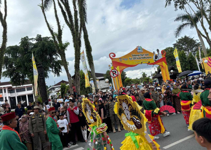 Ribuan Warga Padati Jalan Jenderal Sudirman, Saksikan Pawai Budaya Nusantara dalam HUT Balikpapan Ke-128