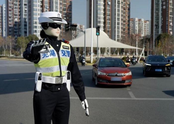 China Pekerjakan Robot Polisi saat Libur Hari Buruh Internasional