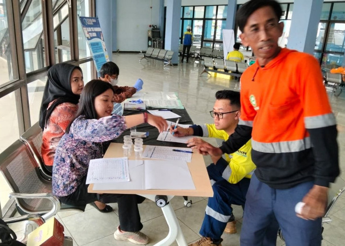 BNNK Bontang Datangi KNI, 30 TKBM Dites Urine Dadakan 