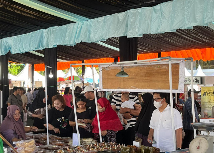 Meski Telah Resmi Ditutup, Kegiatan Jual Beli Pedagang di Pasar Ramadan Masih Berlangsung