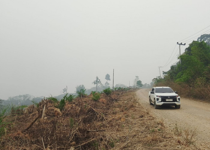 Perjalanan Melintasi Pedalaman Kaltim (4) : Asap, Debu, Lahan Hangus dan Jalanan yang 'Bergoyang