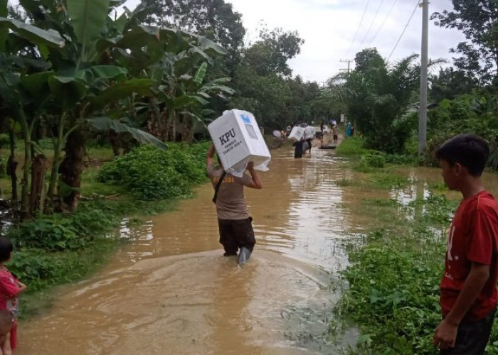 Banjir dan Longsor Hambat Distribusi Logistik Pemilu di Paser