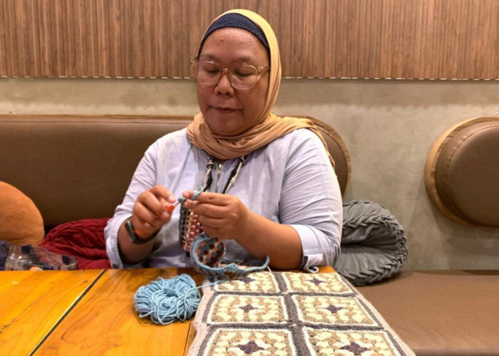Merajut untuk Tetap 'Waras': Cerita Slow Living ala Sopie Razak