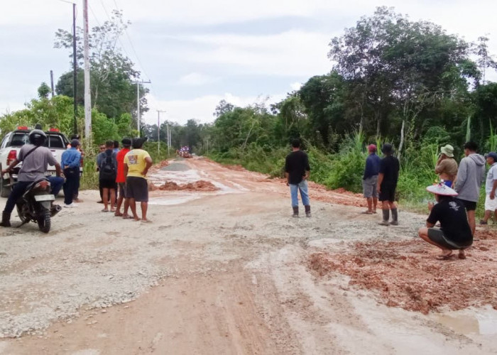 Jalan Rusak Parah, Warga Empakuq Tutup Sementara Akses Empakuq–Melak