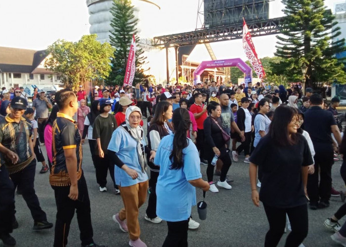 Ratusan Warga Ramaikan Jalan Santai HUT Bhayangkara ke-80 Polres Kubar di Alun-Alun Itho