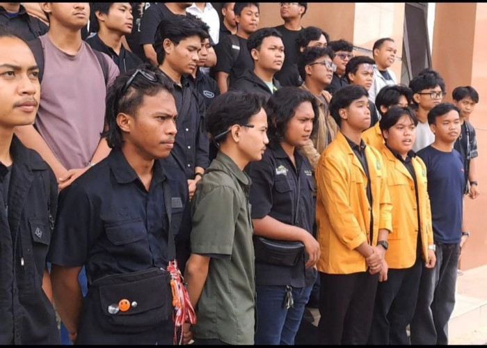 Mahasiswa Kawal Sidang Perdana Kasus Bom Molotov DPRD Kaltim, Tuntut Pembebasan 7 Terdakwa