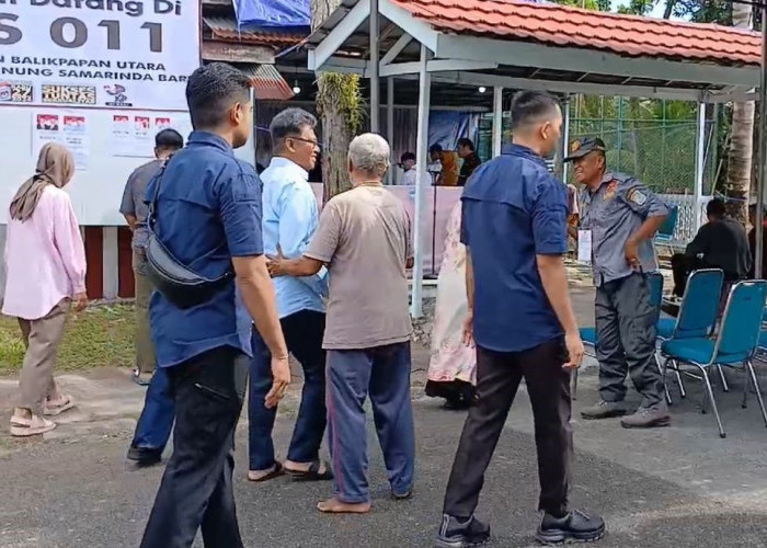 Calon Wali Kota Balikpapan, Sabani Berikan Hak Suara di TPS 011 Gunung Samarinda Baru