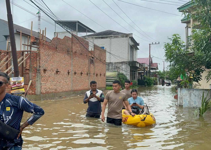 Banjir di Sejumlah Titik, Polda Kaltim Lakukan Patroli dan Evakuasi