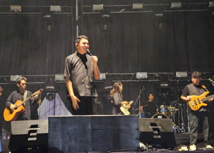 Tulus dan Sal Priadi Sukses Bikin Penonton Baper Bersama dalam Konser HUT SMAN 3 Samarinda 