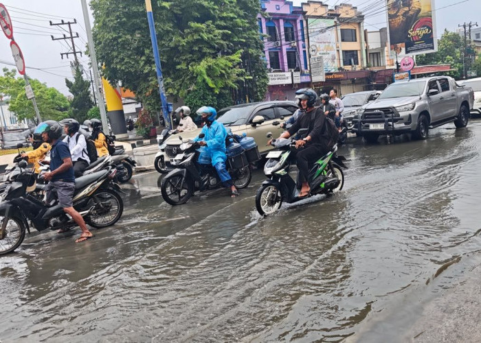 Usai 3 Bulan Kering, Hujan Deras Genangi 13 Jalan di Kota Samarinda