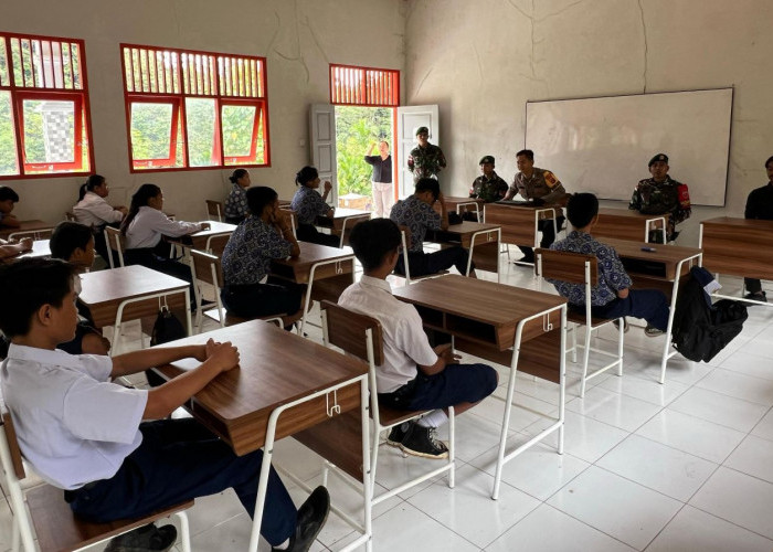 Sosbang TNI-Polri di Perbatasan, Siswa SMPN 02 Long Apari Dapat Bantuan Pendidikan