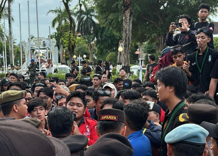 Demo Aliansi Balikpapan Bergerak Memanas, Mahasiswa-Polisi Saling Dorong 
