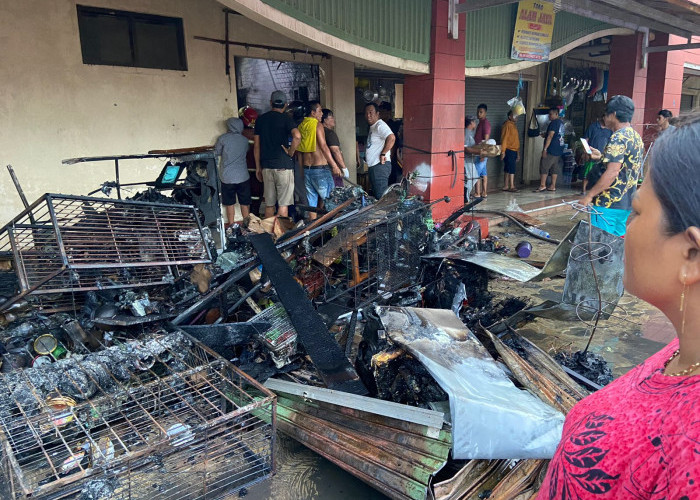 Sebuah Kios Barang Plastik di Pasar Sanggam Adji Dilayas Ludes Terbakar