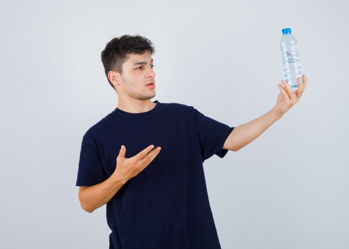 Jangan Minum Air Putih Sebelum Tidur? Begini Penjelasan Ilmiahnya