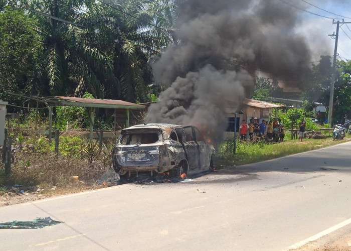 Xenia Terbakar di Bengalon, Polisi Ungkap Dugaan Ledakan dari Dalam Mobil
