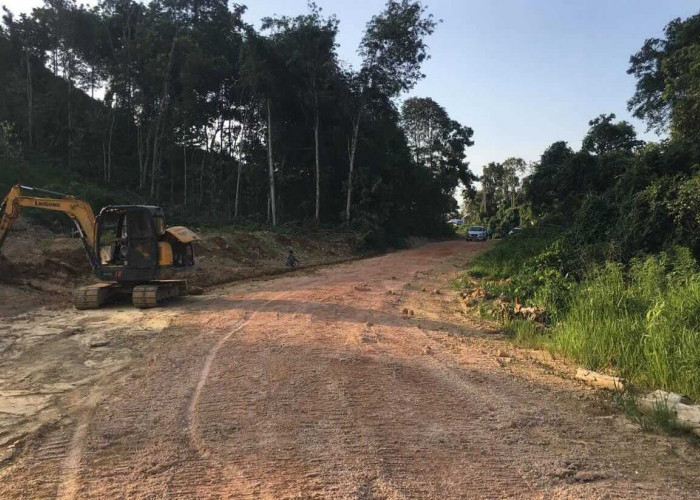 Bantu Buka Akses Warga, PT Berau Coal Bangun Jalan Usaha Tani di Kampung Gurimbang