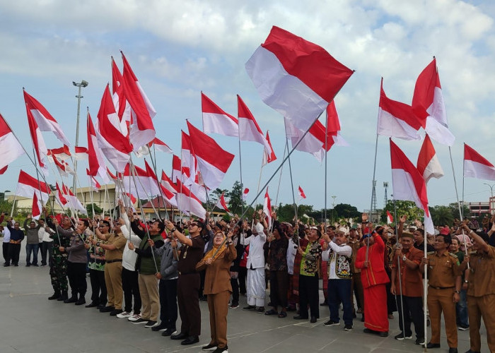 Pemkab Kukar Bagikan Lebih dari 10.000 Bendera di 20 Kecamatan