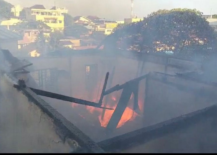 Dikira Asap Orang Bakar Sampah Ternyata Rumah Terbakar, Dua Rumah Hangus 